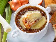 Лучена супа с три вида лук – пресен, стар и праз лук